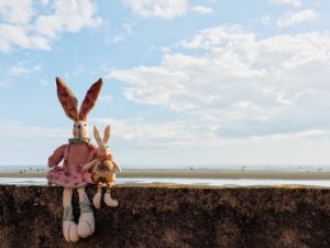 Coelhinhos de páscoa na praia