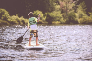 Garoto praticando Stand Up Paddle (Foto: Banco de Imagens Pixabay)