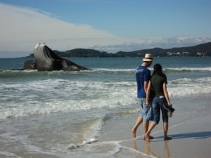 Casal na Praia de Bombas (Foto: Turismo Bombinhas)