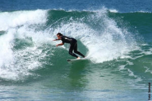 Surf em Bombinhas (Foto: Semeai, via Turismo Bombinhas)