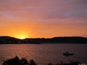 Pôr do sol na baía de Zimbros visto da Praia do Embrulho (Foto: Turismo Bombinhas)