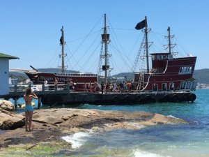 Barco Pirata na praia do Embrulho (Fonte: Victor Novack)