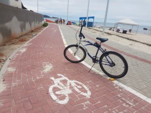 Bicicleta no calçadão de Bombas, em Bombinhas (Foto: Rodrigo Dalri)