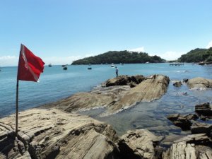 Praia da Lagoinha, no centro de Bombinhas (Foto: Turismo Bombinhas)