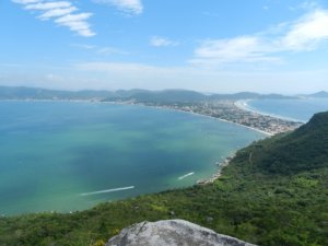 Turismo em Bombinhas tem paisagens incríveis. Fonte: Turismo Bombinhas.