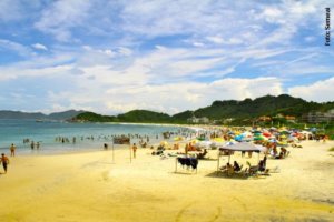 Infraestrutura turística de Bombinhas possibilita a visita de turistas em todas as praias do município. Fonte: Turismo Bombinhas.