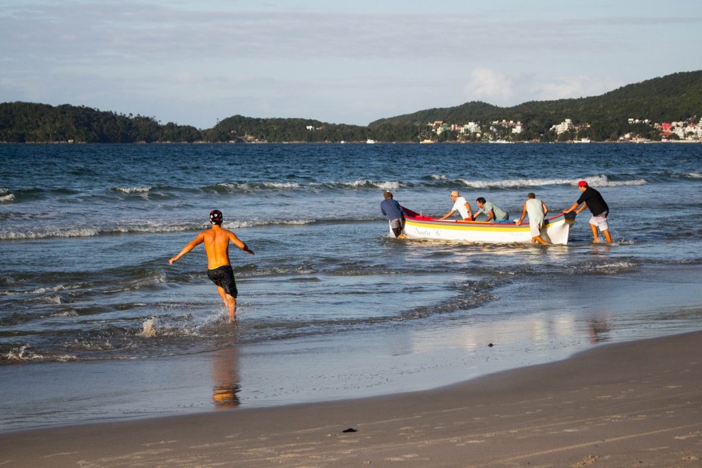 Momento em que pescadores colocam a canoa na água para iniciar o “cerco” da tainha. Fonte: Rodrigo Dalri.