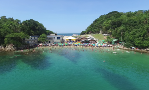 Praia da Sepultura é uma das mais requisitadas de Bombinhas durante o verão. Fonte: Features Design.